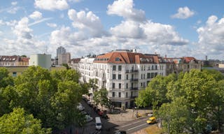 Light-Filled Rooftop Loft with Skyline Views at Kurfürstendamm - Image 7