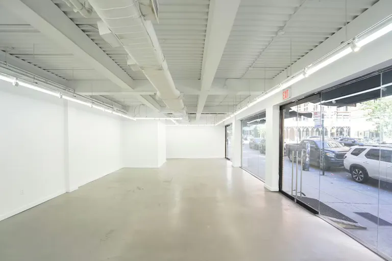 Wide-Frontage Retail Floor in SoHo, New York - Image 4