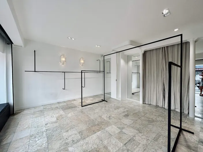 Boutique Paris 3 - Image 1
