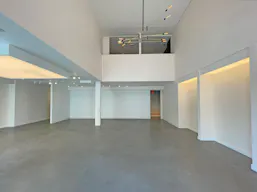 Beautiful 3-Story Space on Melrose - Image 1