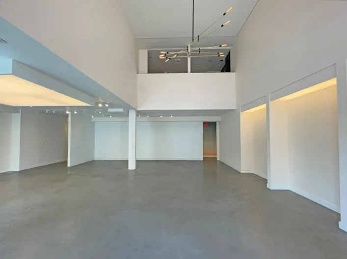Beautiful 3-Story Space on Melrose - Image 1