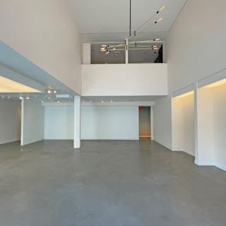 Beautiful 3-Story Space on Melrose - Image 1