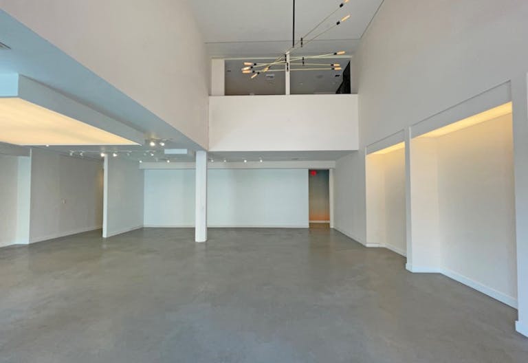 Beautiful 3-Story Space on Melrose - Image 1
