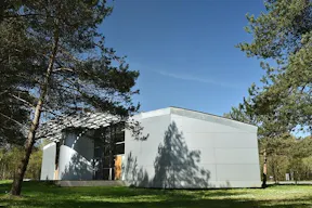 Espace de conférence ou de présentation avec amphithéâtre - Image 1
