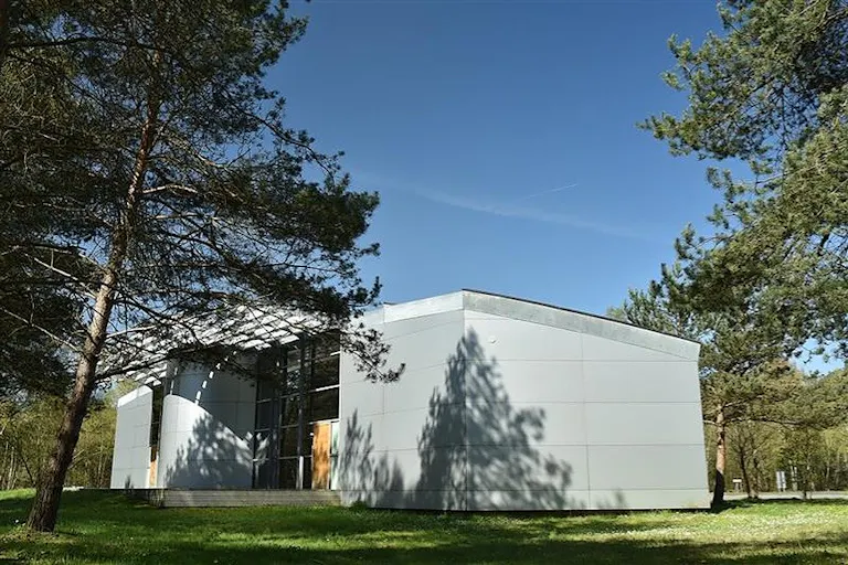 Espace de conférence ou de présentation avec amphithéâtre - Image 1
