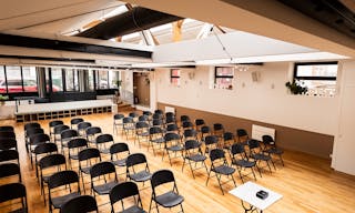 Elegant & Light flooded loft with storefront - Image 2