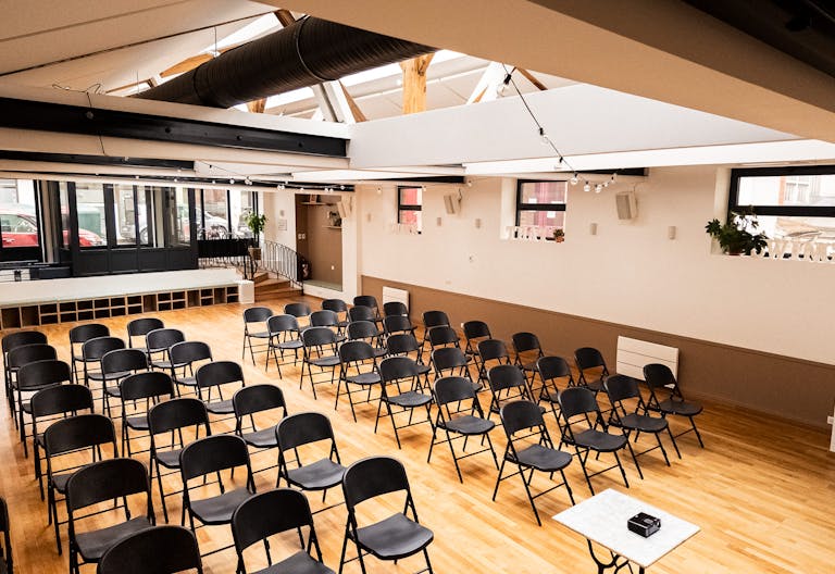 Elegant & Light flooded loft with storefront - Image 2