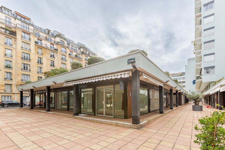 Art Galerie à proximité du Champs de Mars et de la Tour Eiffel -idéale pour des expositions d'arts modernes ou anciens, sculptures, antiquaires ou autre showroom - Image 4