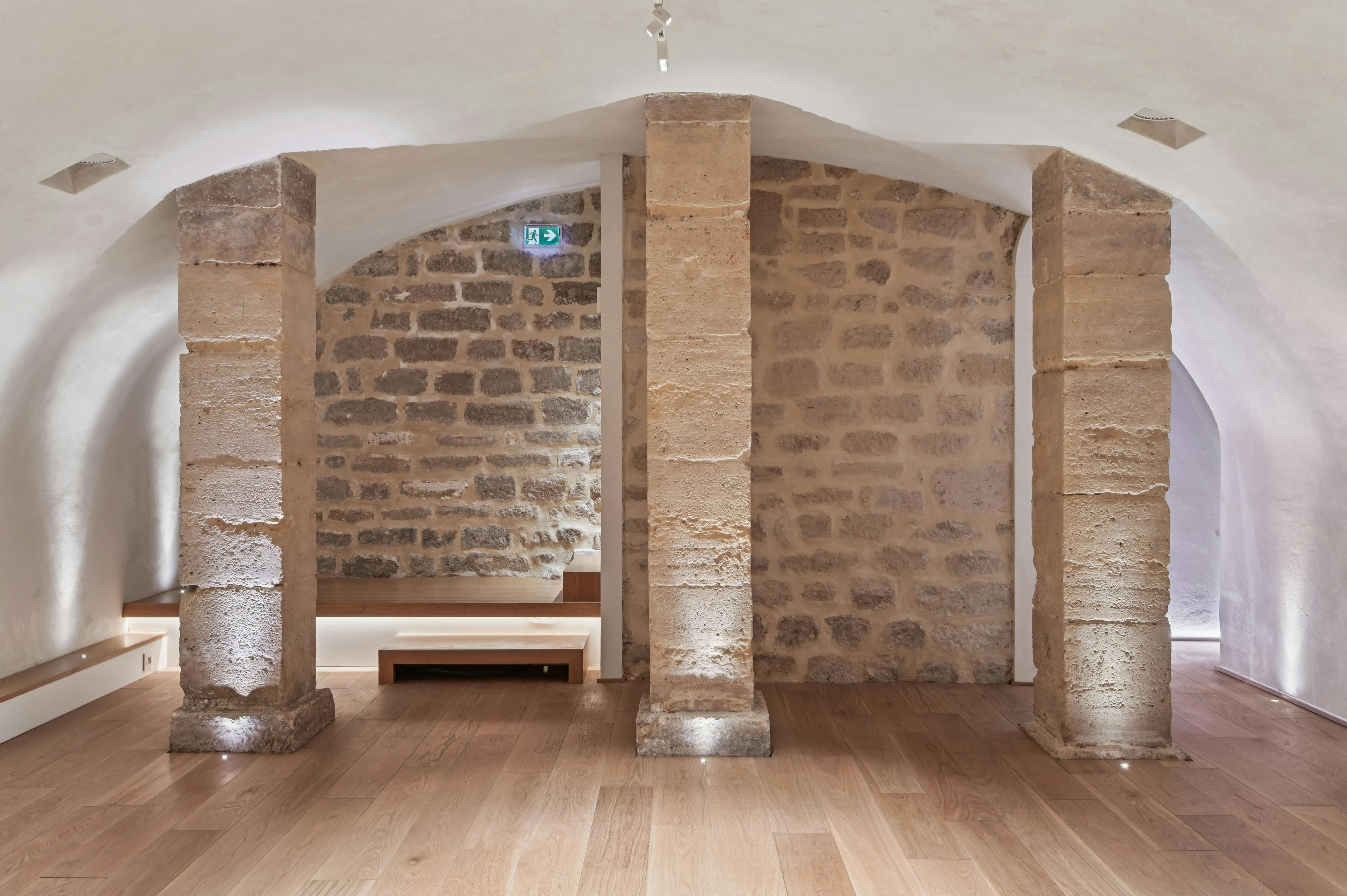 Elegant Gallery and Showroom on Rue du Roi Doré, Paris