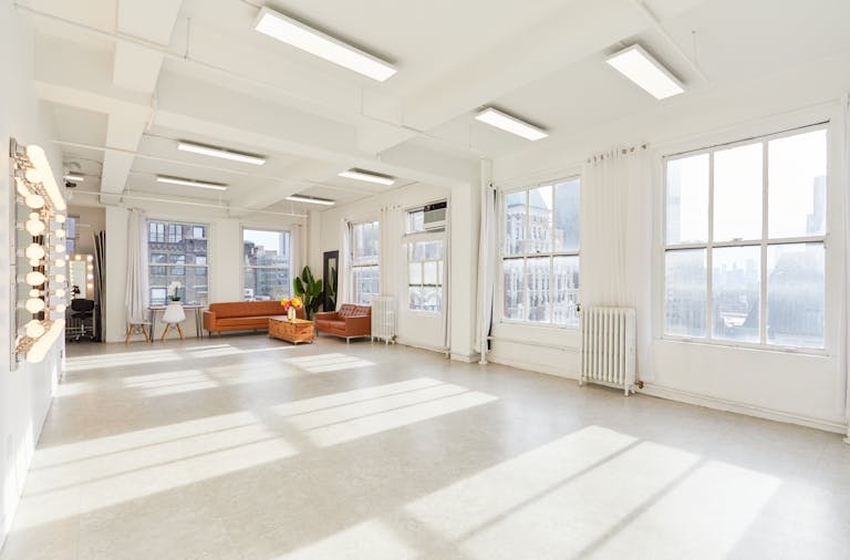 Expansive Skyline Loft - Connected Studio Space - Image 2