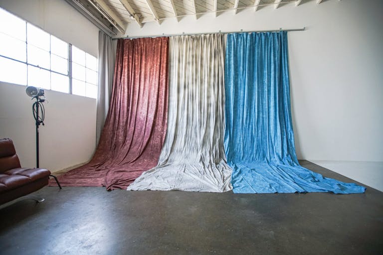 High-ceiling photo studio with a cyclorama wall - Image 3