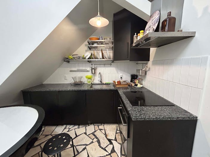 Local de 10 m² attenant à une galerie d’art et design. - Image 2