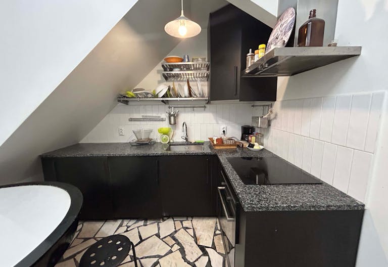 Local de 10 m² attenant à une galerie d’art et design. - Image 2