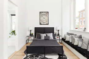Sun-Drenched Soho Penthouse with Two Terraces - Image 12