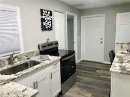 Boutique with parking space - Image 3