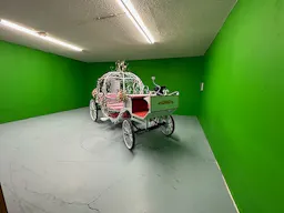Vibrant Photo Studio in West Vegas - Image 11