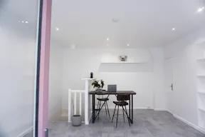 Élégante Boutique Ephémère Rose à Paris - Image 1