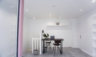 Élégante Boutique Ephémère Rose à Paris - Image 1