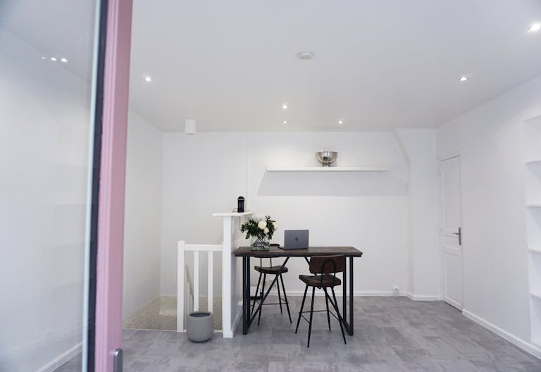 Élégante Boutique Ephémère Rose à Paris - Image 1