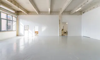 Studio d'artiste white cube dans une ancienne zone industrielle - Image 1
