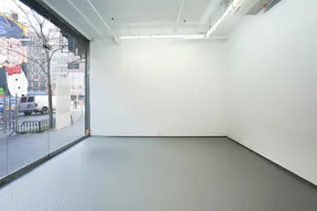 Glass-Fronted Corner Pop-Up Space in Nolita - Image 9