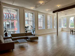 Sun-Filled Corner Loft with Open Plan Kitchen - Image 5
