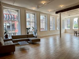 Sun-Filled Corner Loft with Open Plan Kitchen - Image 5
