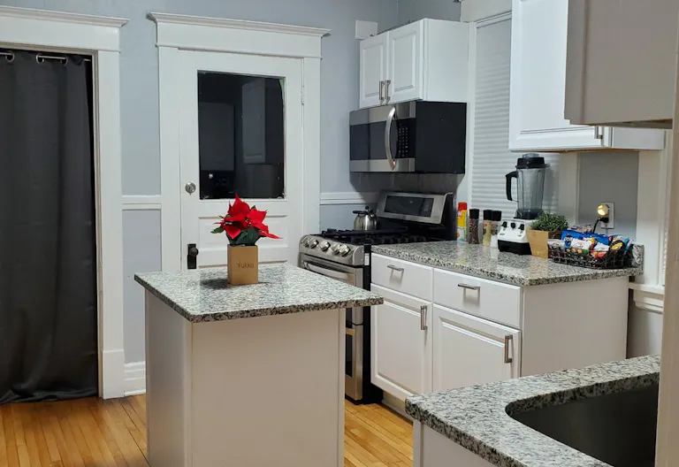 Charming 3 Bedroom Home, Close to U of M/Downtown/Dinkytown ~ Great Deck!! - Image 1