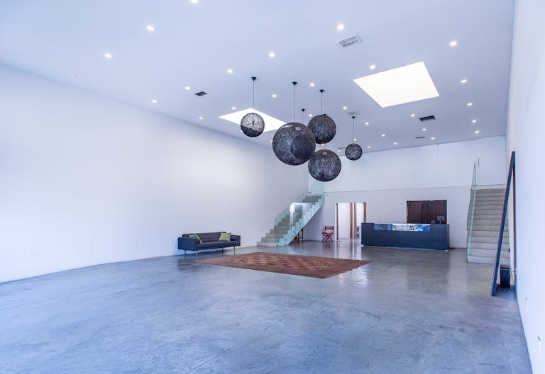Fairfax District Versatile High Ceiling Two Level Indoor/ Outdoor Party Film Photo Space - Image 4