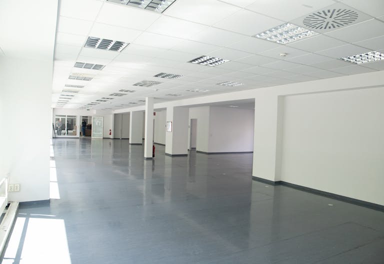 Striking Corner Space on Karl-Liebknecht-Straße with Full-Glass Frontage - Image 2