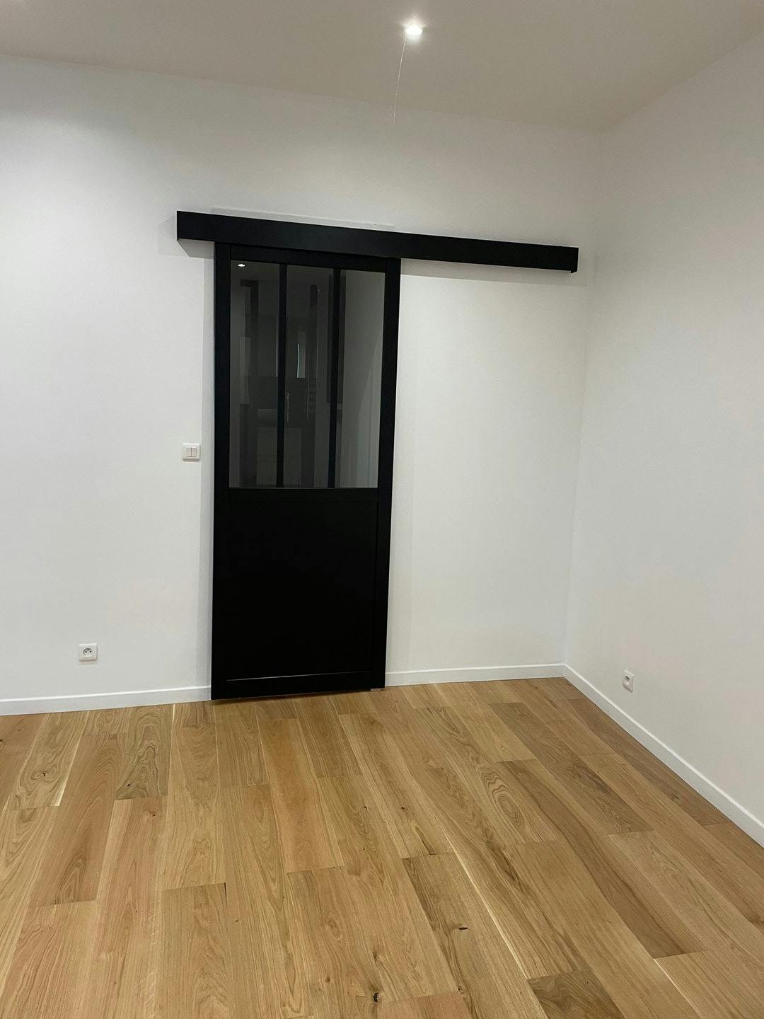 Versatile Ground Floor Commercial Space in Paris 4