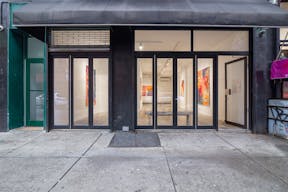 Wonderful Gallery in Bustling Lower East Side - Image 11