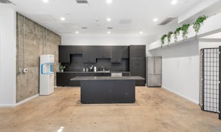 PRE-LIT (RGB) WHITE CYC STUDIO | PRIVATE HAIR, MAKEUP AND VANITY SPACE - Image 9