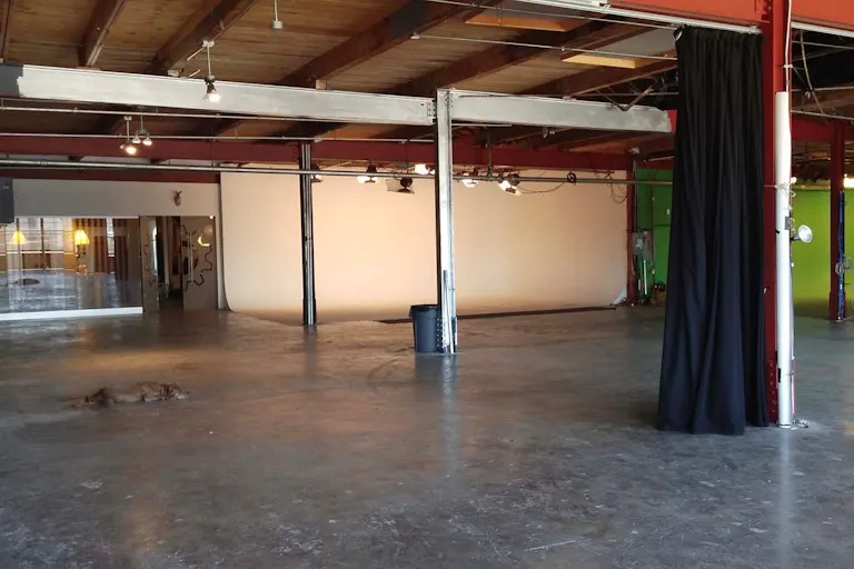 Spacious Studio in West Chicago - Image 2