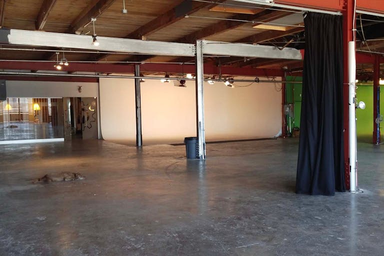 Spacious Studio in West Chicago - Image 2