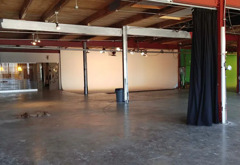 Spacious Studio in West Chicago - Image 2