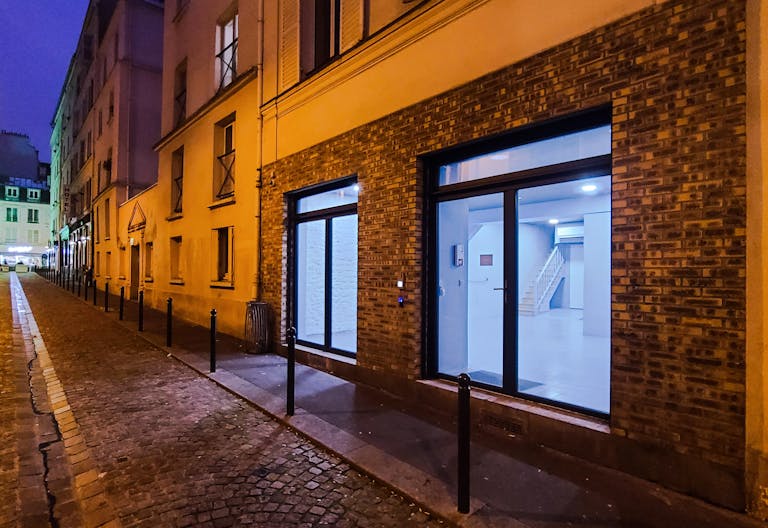 Perfect exhibition / event / pop-up space combined with a private speakeasy bar near the center of Paris - Image 0