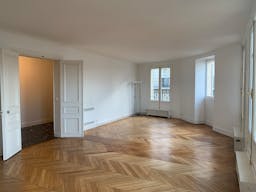 7th Arrondissement Showroom - Image 9