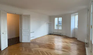 7th Arrondissement Showroom - Image 9