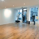 showroom, galerie spacieuse et lumineuse/ vitrine 6 m lineaire au coeur du marais