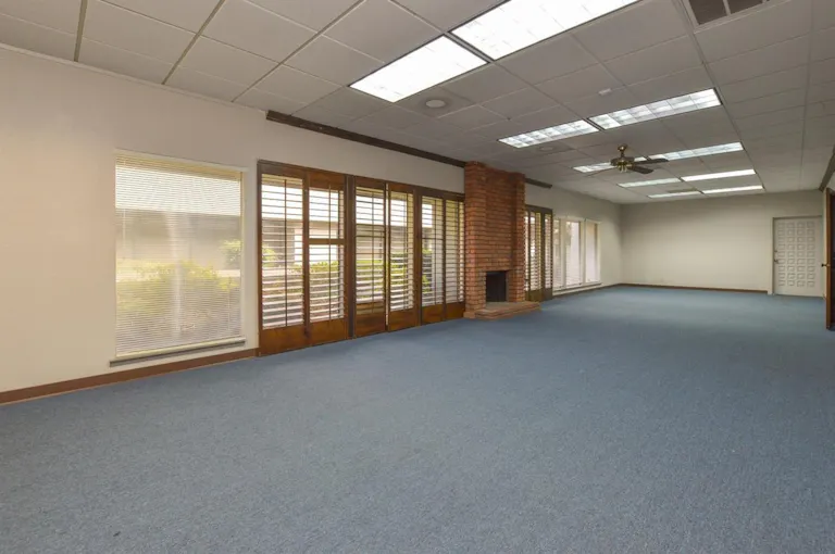 Clean Office Space - Image 2