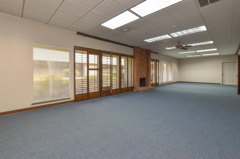 Clean Office Space - Image 2