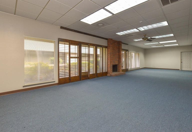 Clean Office Space - Image 2