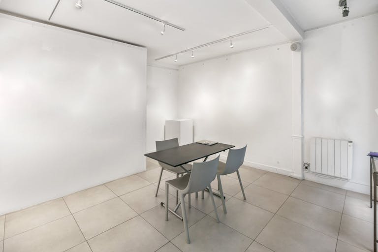 Lovely Boutique Shop in Le Marais - Image 1