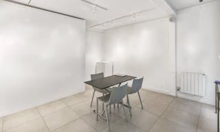 Lovely Boutique Shop in Le Marais - Image 1