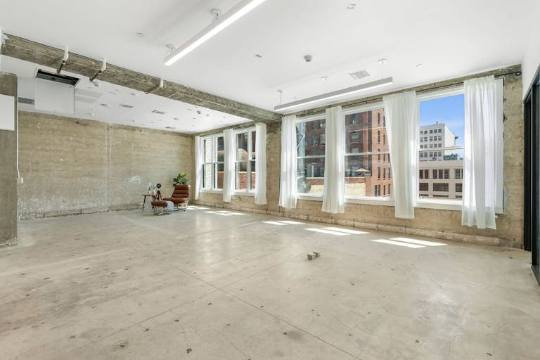 NATURAL LIGHT LOFT | DTLA SKYLINE VIEW | PRIVATE HAIR, MAKEUP AND VANITY SPACE - Image 1