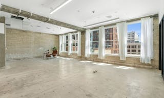 NATURAL LIGHT LOFT | DTLA SKYLINE VIEW | PRIVATE HAIR, MAKEUP AND VANITY SPACE - Image 1