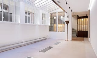 Un espace de 430 m2 au charme industrielle sur 3 niveaux au coeur du Marais - Image 4