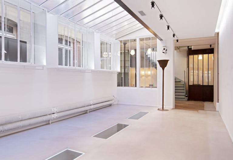 Un espace de 430 m2 au charme industrielle sur 3 niveaux au coeur du Marais - Image 4