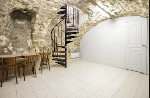 Le Marais Storefront & Vaulted Cellar – Showroom / Pop-Up, rue Chapon - Image 7